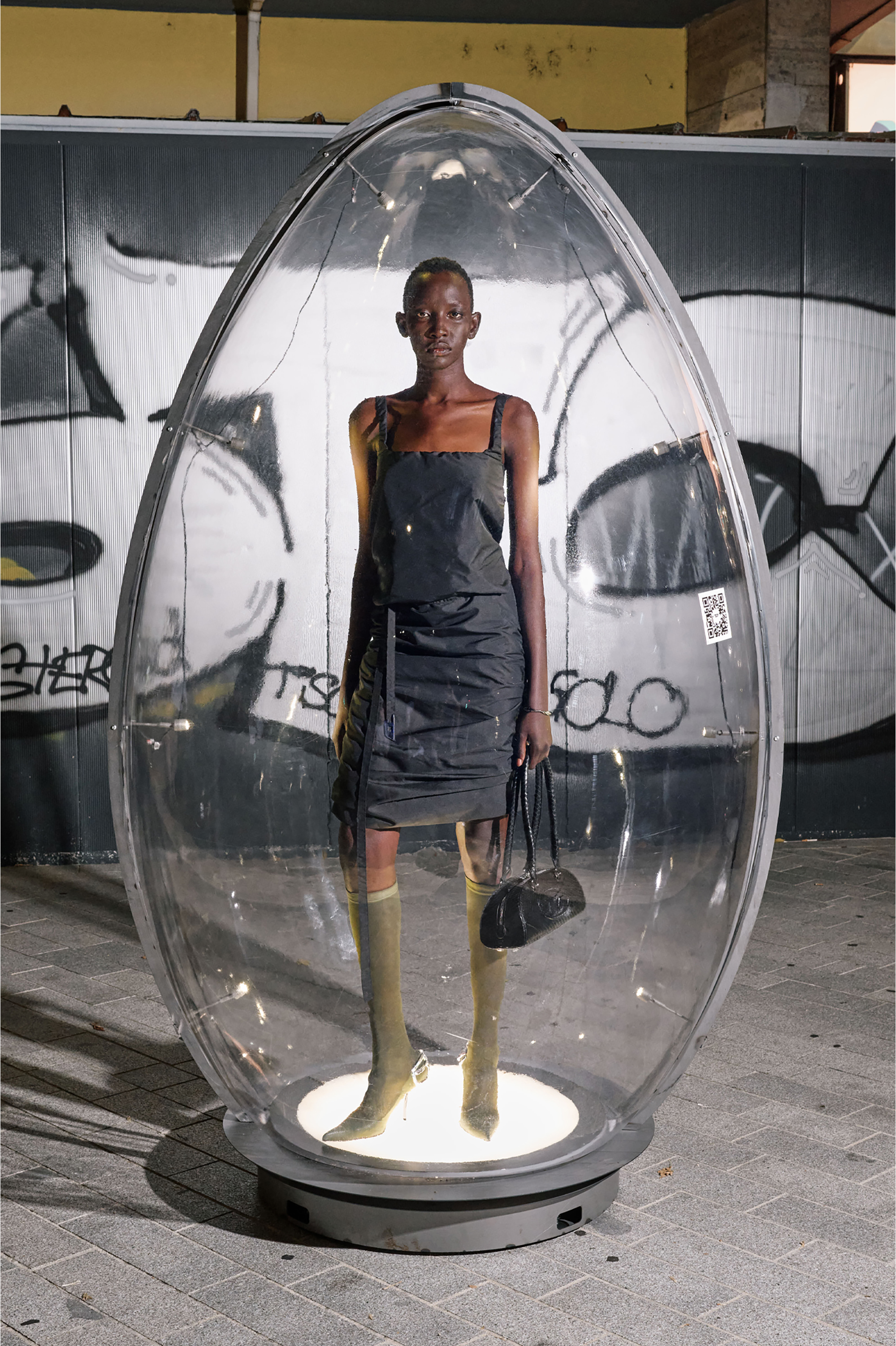 Diesel - 1DR DOME SHOULDER EW, Woman's 1DR Dome-Elongated bowling bag in textured leather in Black - 2