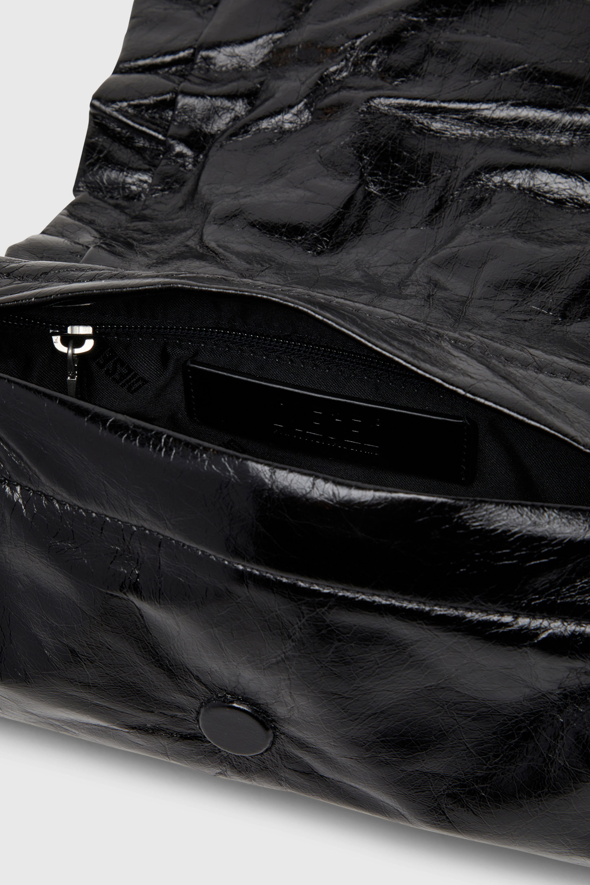 Diesel - SCRUNCH-D SHOULDER S, Woman's Scrunch-D-Small shoulder bag in shiny scrunched leather in Black - 4
